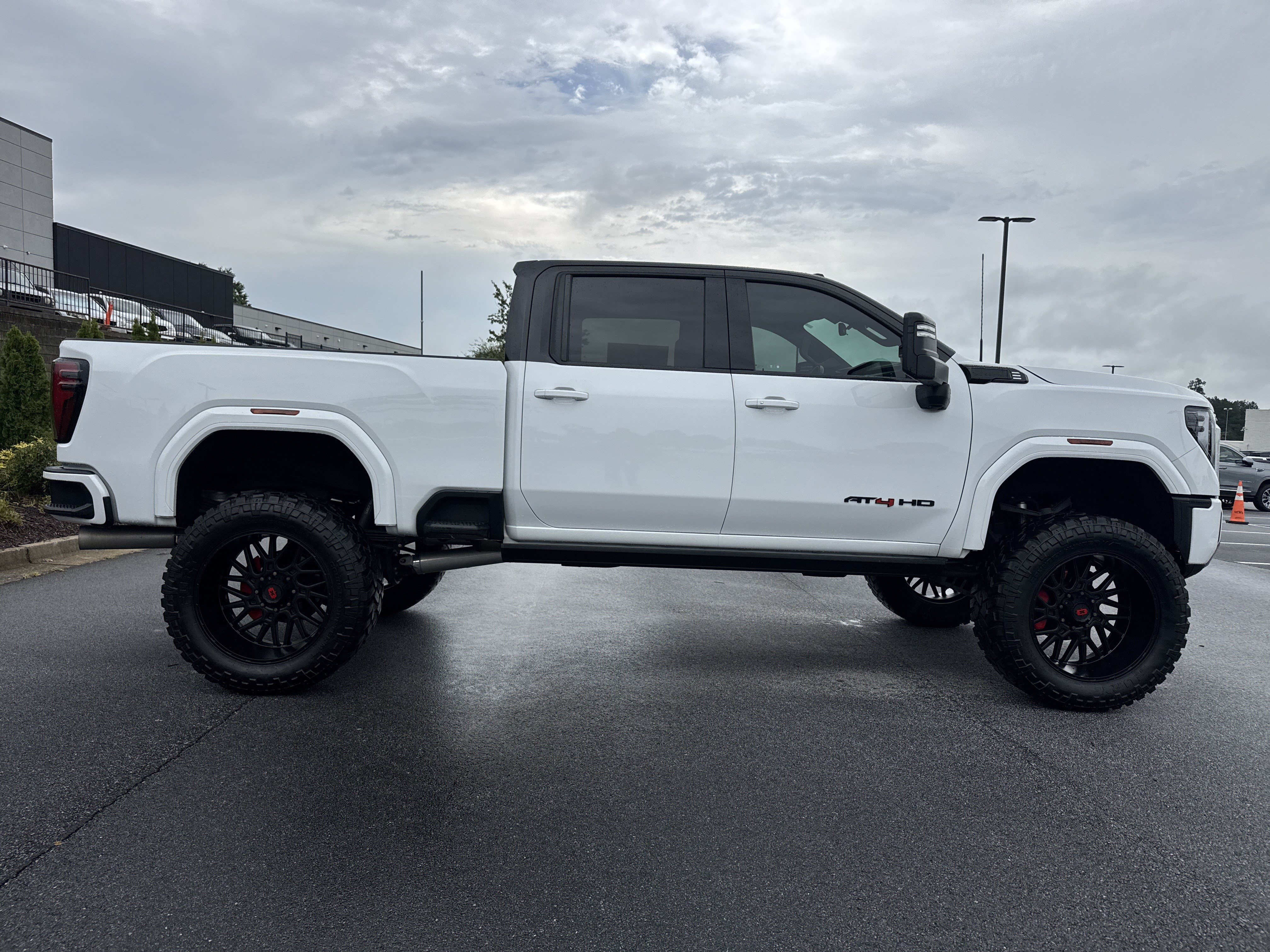 Used 2024 GMC Sierra 2500 AT4 w/ AT4 Premium Plus Package AWD/4WD image 10