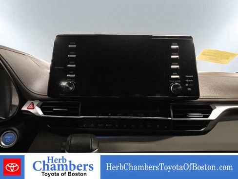 Used 2023 Toyota Sienna Platinum AWD/4WD image 15