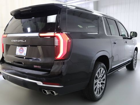 Used 2025 GMC Yukon XL Denali w/ Denali Reserve Package AWD/4WD image 17