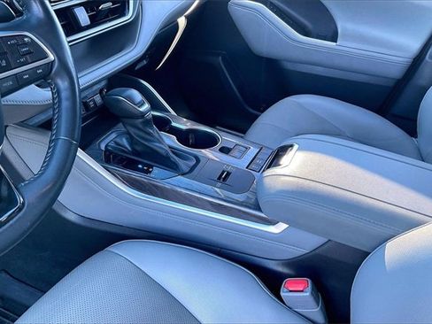 Used 2021 Toyota Highlander Limited image 17