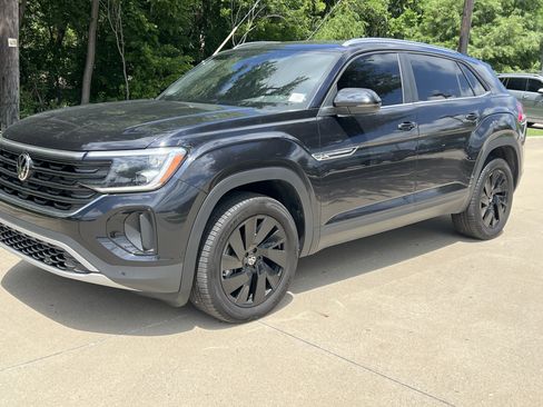 Certified 2026 Volkswagen Atlas Cross Sport SE w/ Panoramic Sunroof Package AWD/4WD image 4