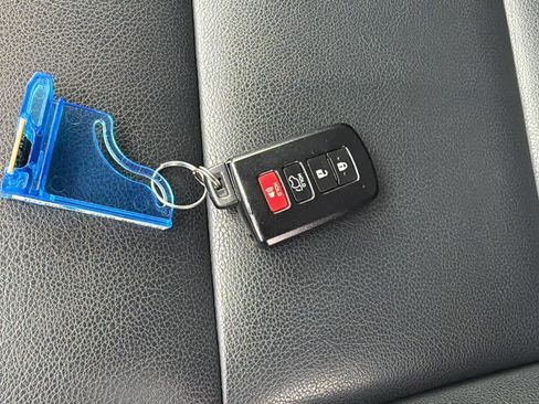 Used 2018 Toyota RAV4 Limited image 29