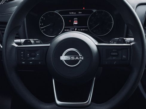 Used 2024 Nissan Rogue S image 11