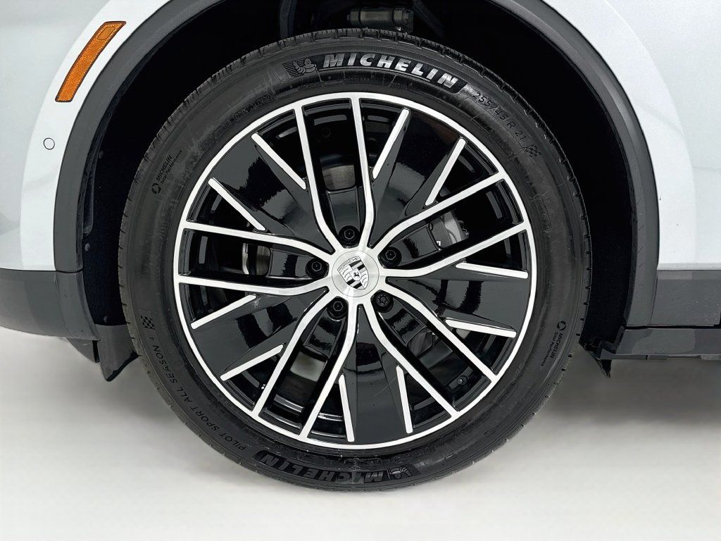 Certified 2025 Porsche Macan Electric RWD image 11