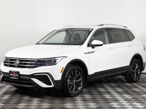Used 2024 Volkswagen Tiguan SE AWD/4WD image 1