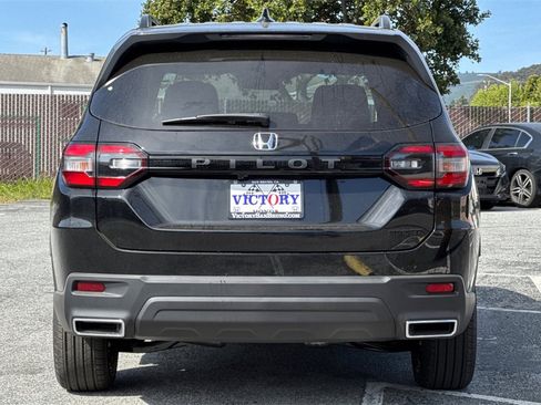 New 2025 Honda Pilot Sport image 5