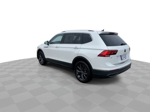 Used 2023 Volkswagen Tiguan SE w/ Panoramic Sunroof Package image 6