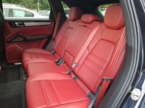 Used 2022 Porsche Cayenne AWD/4WD image 7