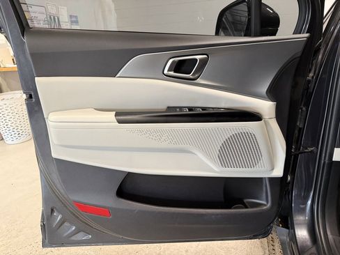 Used 2022 Kia Carnival LX image 27