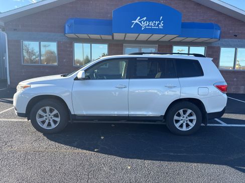 Used 2013 Toyota Highlander Plus image 3