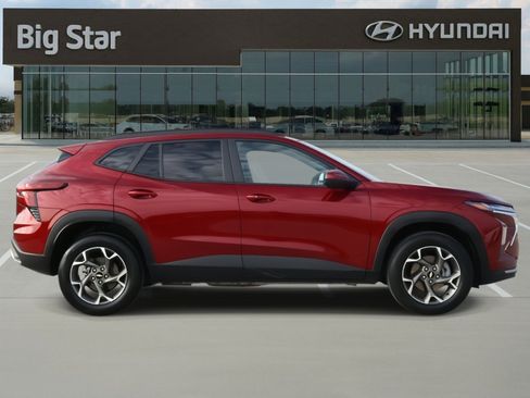 Used 2025 Chevrolet Trax LT w/ LT Convenience Package image 5