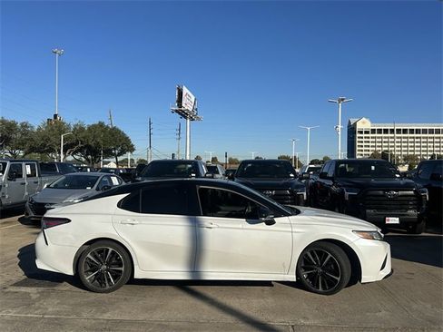 Used 2019 Toyota Camry XSE image 4