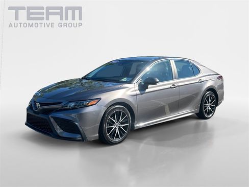 Used 2023 Toyota Camry SE image 3