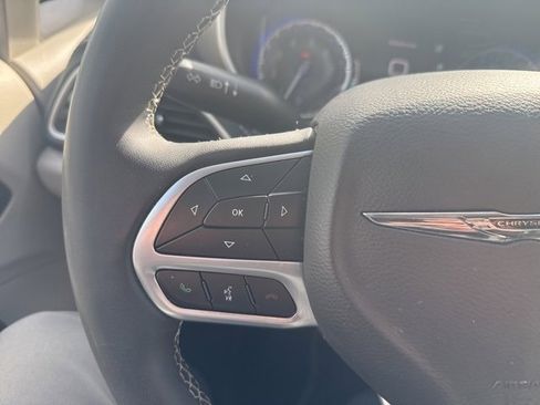 Used 2022 Chrysler Pacifica Touring-L image 18