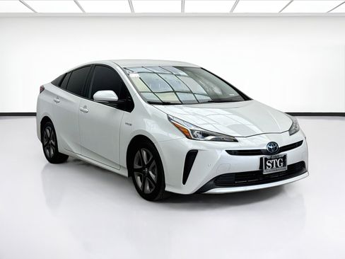 Used 2021 Toyota Prius XLE FWD image 3