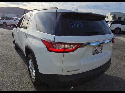 Used 2021 Chevrolet Traverse LT image 3