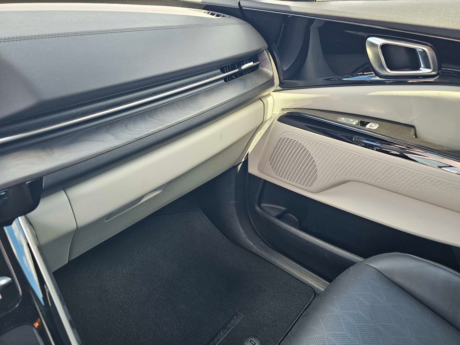 Certified 2024 Kia Carnival EX FWD image 26