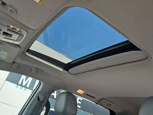 Used 2024 Toyota Sienna XLE FWD image 18