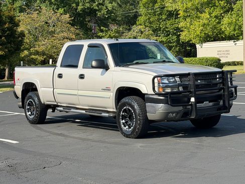 Used 2004 Chevrolet Silverado 2500 LT w/ Heavy-Duty Power Package AWD/4WD image 4
