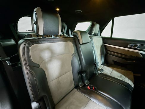 Used 2017 Ford Explorer XLT w/ Equipment Group 202A image 26