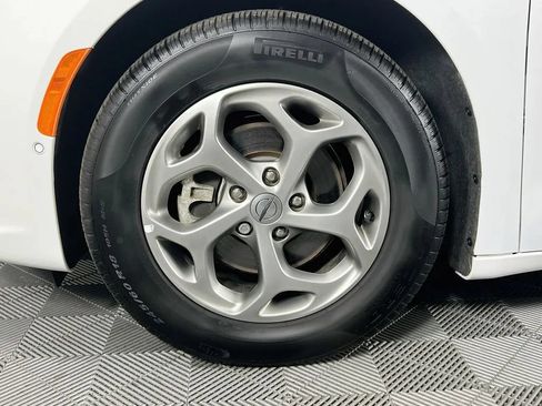 Used 2024 Chrysler Pacifica Limited FWD image 34