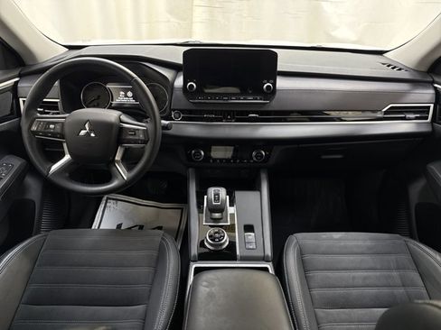 Used 2023 Mitsubishi Outlander SE image 15