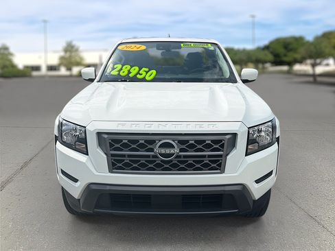Used 2024 Nissan Frontier SV w/ Technology Package RWD image 2