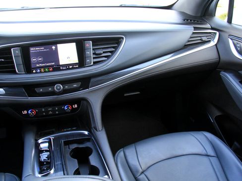 Used 2024 Buick Enclave Essence image 10