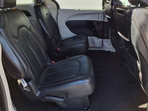 Used 2017 Chrysler Pacifica Touring-L Plus image 21