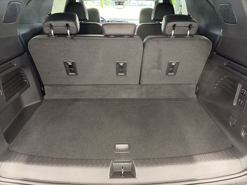 Used 2026 Chevrolet Traverse RS FWD image 36