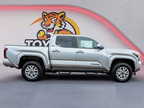 Used 2026 Toyota Tacoma SR5 image 4