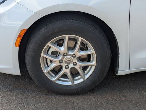 Used 2023 Chrysler Pacifica Touring-L FWD image 3