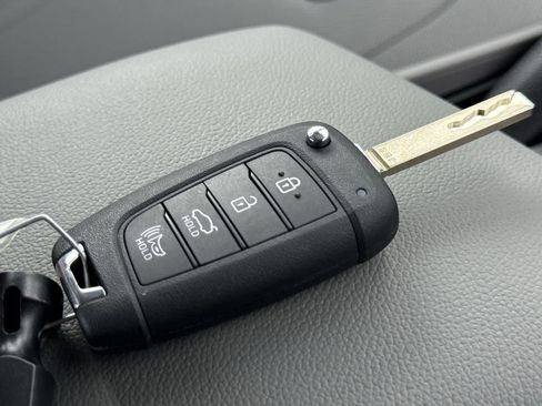 Used 2025 Hyundai Elantra SE FWD image 28