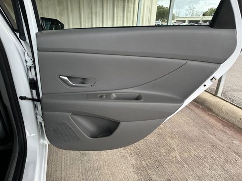 Used 2021 Hyundai Elantra SEL image 31