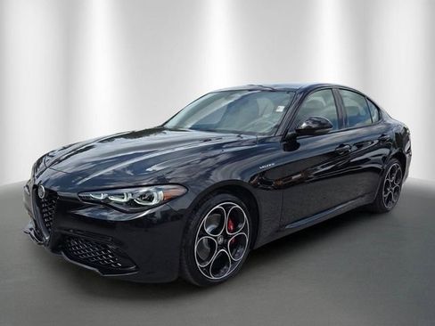 Used 2025 Alfa Romeo Giulia AWD w/ Veloce Package AWD image 2