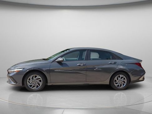 Used 2024 Hyundai Elantra SEL FWD image 3