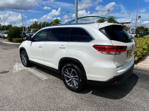 Used 2019 Toyota Highlander SE image 2