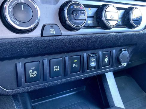 Used 2017 Toyota Tacoma TRD Sport w/ Premium & Technology Package image 35