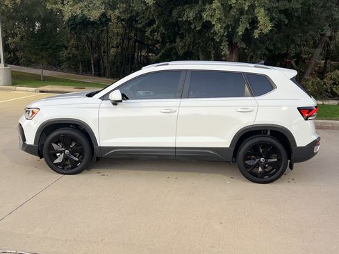 Certified 2025 Volkswagen Taos SE image 7