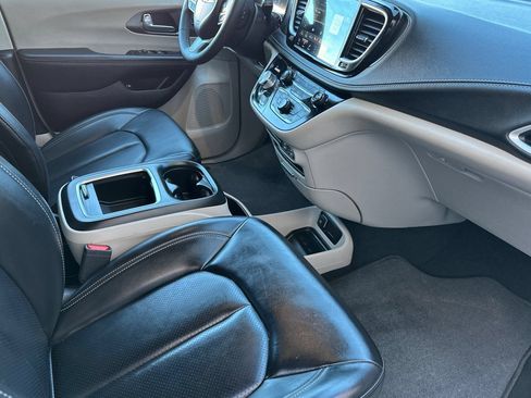 Used 2024 Chrysler Pacifica Limited FWD image 20