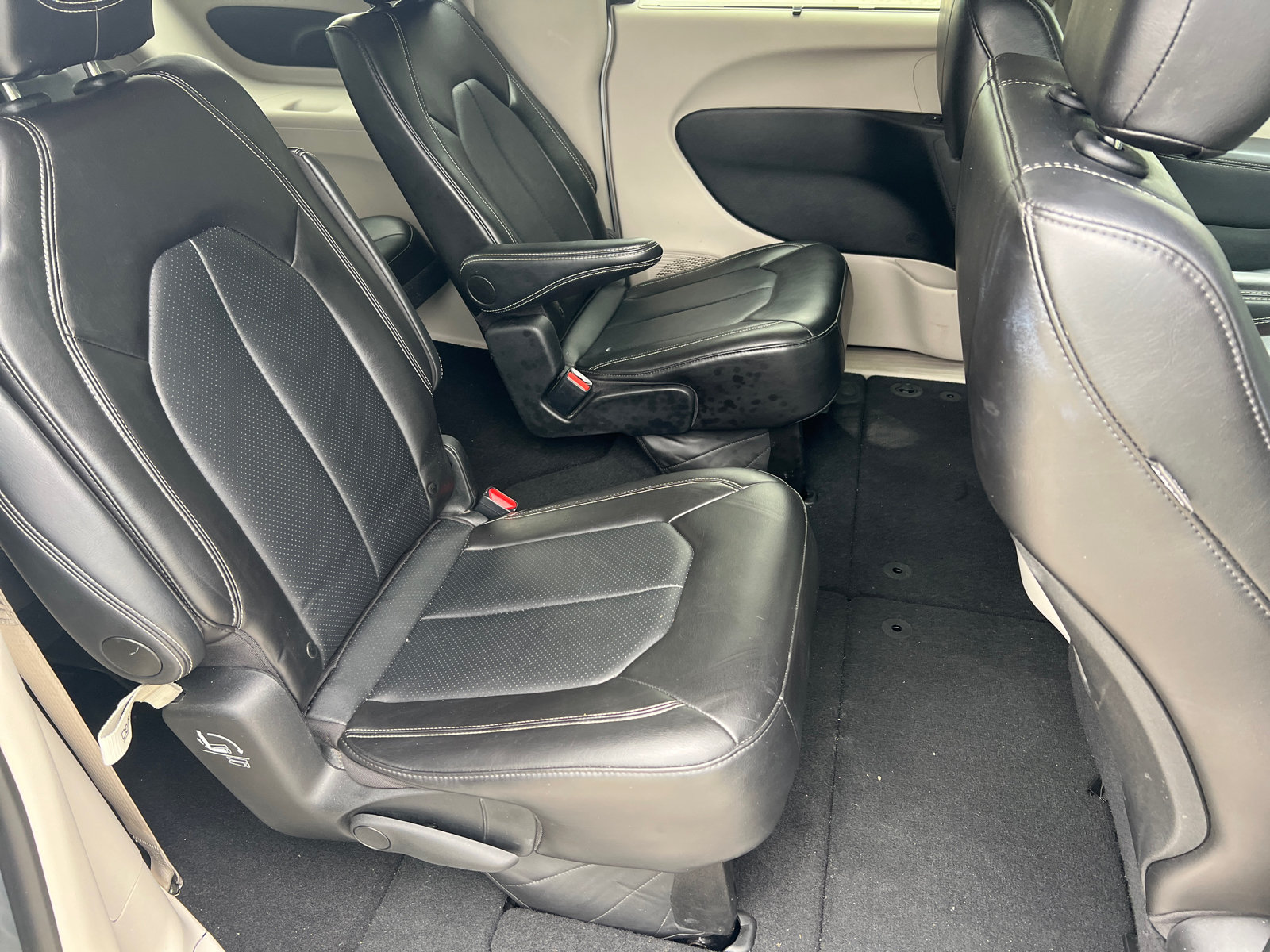 Used 2024 Chrysler Pacifica Touring-L FWD image 19