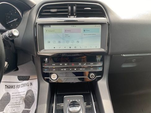 Used 2020 Jaguar F-PACE Premium image 20