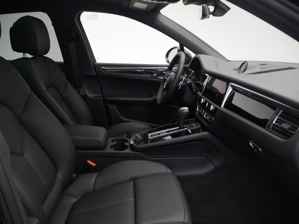 Certified 2026 Porsche Macan AWD/4WD image 26