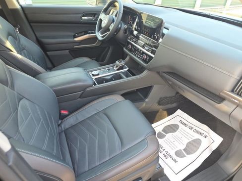 Used 2024 Nissan Pathfinder Platinum w/ Cargo Package image 18