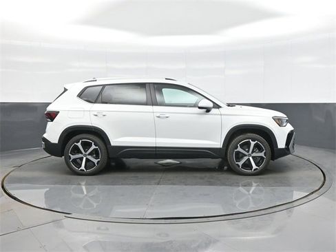 New 2026 Volkswagen Taos SEL image 8