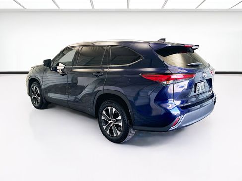 Used 2021 Toyota Highlander XLE AWD/4WD image 6