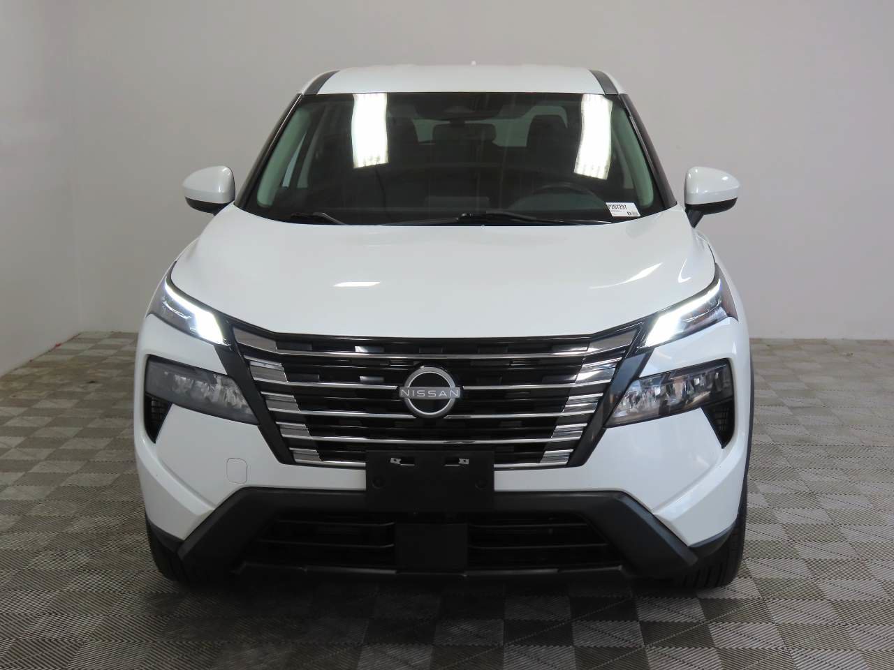 Used 2024 Nissan Rogue SV FWD image 2
