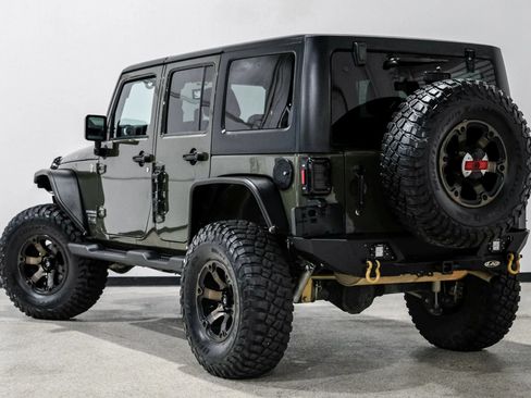 Used 2015 Jeep Wrangler Unlimited Rubicon w/ Connectivity Group AWD/4WD image 8