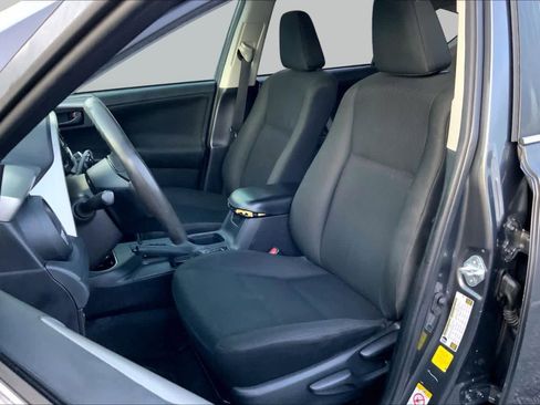 Used 2018 Toyota RAV4 LE FWD image 8
