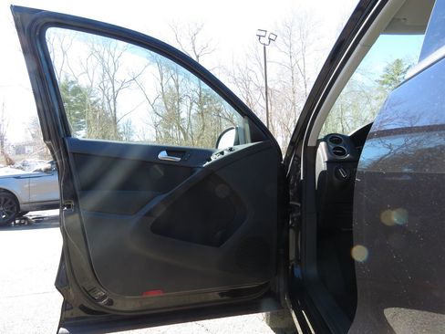 Used 2017 Volkswagen Tiguan Limited w/ Premium Package image 9